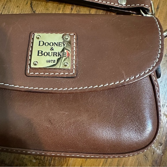 Dooney & Bourke brown leather wristlet with contrast stitching - Picture 2 of 7